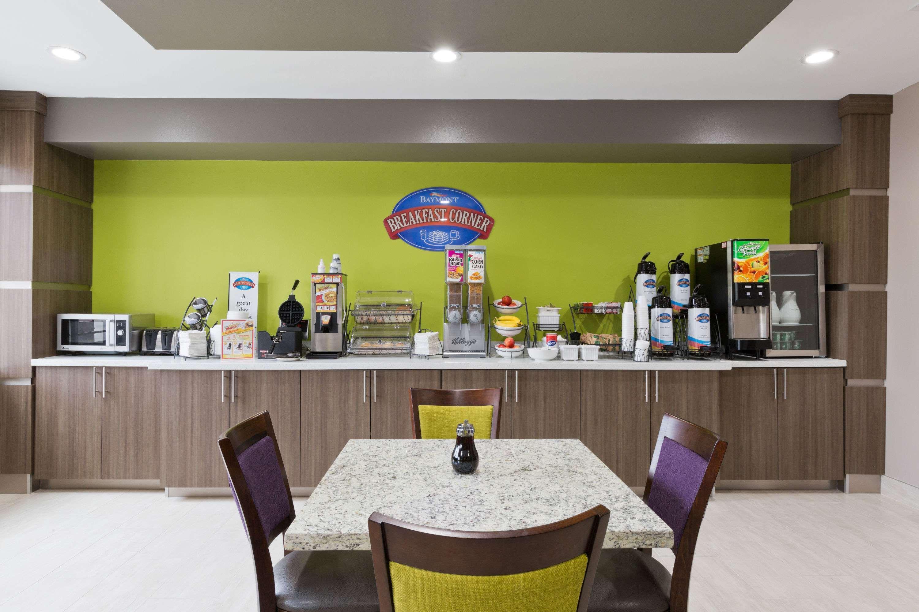 Baymont By Wyndham Bryan College Station Hotel Екстериор снимка